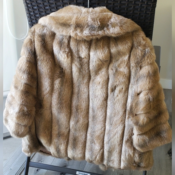 Beautiful Faux Fur Sears 1960s Capelet Wedding - Picture 3 of 4